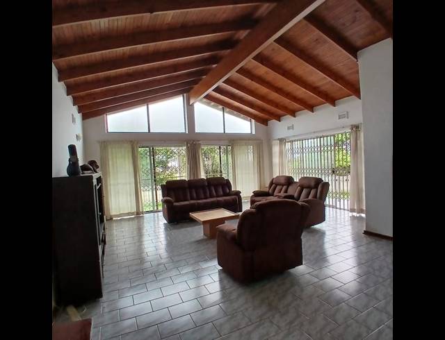 4 BEDROOM HOUSE FOR SALE IN YELLOWWOOD PARK